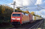 DB Cargo AG, Mainz mit ihrer  152 153-3  [NVR-Nummer: 91 80 6152 153-3 D-DB] und dem DHL KLV-Zug Richtung Containerterminal Großbeeren am 23.10.24 Höhe Bahnhof Berlin Hohenschönhausen.