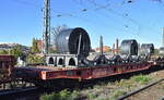 Drehgestell-Flachwagen (Schwerlastwagen für die Stahlindustrie) der DB Cargo mit Aufsätzen beladen mit Coils aus Stahl mit der Nr.