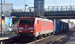 DB Cargo AG, Mainz mit ihrer  189 058-1  [NVR-Nummer: 91 80 6189 058-1 D-DB] und einem Containerzug am 25.10.24 Durchfahrt Bahnhof Berlin-Hohenschönhausen.