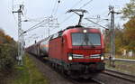 DB Cargo AG, Mainz mit ihrer  193 390  [NVR-Nummer: 91 80 6193 390-2 D-DB] und einem gemischten Güterzug am 28.10.24 Höhe Bahnhof Berlin-Hohenschönhausen.