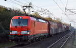 DB Cargo AG, Mainz mit ihrer  193 373  [NVR-Nummer: 91 80 6193 373-8 D-DB] und einem gemischten Güterzug am 05.11.24 Höhe Bahnhof Berlin-Hohenschönhausen.