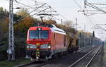 DB Cargo AG, Mainz mit ihrer Vectron Dual Mode Light Lok  249 004  [NVR-Nummer: 90 80 2249 004-3 D-DB] auf einer weiteren Schulungsfahrt mit zwei Schotterwagen am Haken am 05.11.24 Höhe Bahnhof Berlin-Hohenschönhausen. Viele Grüße an alle in der Fahrerkabine!!!!!
