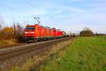 DB Cargo Bombardier Traxx 185 162-5 mit 152 xxx-x und Mischer bei Altheim (Hessen) am 23.11.24