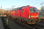 193 381 vor einem Kesselwagenzug in Dresden Hauptbahnhof im November 2024.