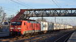 DB Cargo AG, Mainz [D] mit ihrer  189 056-5  [NVR-Nummer: 91 80 6189 056-5 D-DB] und einem Containerzug am 05.12.24 Höhe Bahnhof Saarmund.