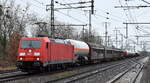 DB Cargo AG, Mainz [D] mit ihrer  185 270-6  [NVR-Nummer: 91 80 6185 270-6 D-DB] und einem gemischten Güterzug am 19.12.24 Höhe Bahnhof Golm.