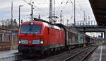 DB Cargo AG, Mainz [D] mit ihrer   193 375  [NVR-Nummer: 91 80 6193 375-3 D-DB] und einem Ganzzug Schiebewandwagen am 08.01.25 Durchfahrt Bahnhof Falkenberg (Elster).