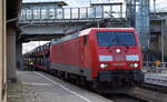 DB Cargo AG, Mainz [D] mit ihrer  189 019-3  [NVR-Nummer: 91 80 6189 019-3 D-DB] und einem PKW-Transportzug am 08.01.25 Durchfahrt Bahnhof Falkenberg (Elster).