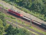 Eine 185 der DB Cargo mit Güterzug aus der Modelleisenbahnperspektive vom Kölner Fernmeldeturm Colonius am 3.08.2007 (50.947629, 6.938077)