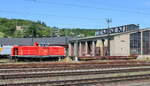 Am 04.06.2023 pausierte die DB Fahrwegdienste 212 265-3 vor dem 87 80 4983 059-4 D-DBFWD Saadkms 690 in Würzburg Hbf.