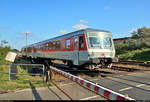 928 521-4  Archsum  der DB Fernverkehr AG rangiert im Bereich des Bahnhofs Westerland(Sylt), vorbei am gefühlt dauerhaft geschlossenen BÜ Königskamp.