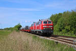 DB 218 322-6 und 218 836-5 ziehen einen SyltShuttle von Westerland kommen in den Bahnhof Klanxbüll.