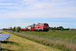 DB 218 385-3 und 218 497-6 (AW Dessau) ziehen einen SyltShuttle von Westerland nach Niebüll und verlassen hier gerade Lehnshallig.