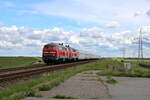 DB 218 389-5 zieht am 31.05.2022 mit einer Schwestermaschine einen kurzen IC auf den Hindenburgdamm zur Fahrt nach Westerland(Sylt).