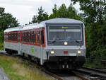 Der Dieseltriebzug 628 532  Munkmarsch  rangiert zum zugewiesenen Bahnsteig.