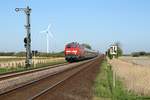 218 379 und 218 830 am 08.05.18 mit dem IC2311 bei Klanxbüll.