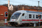 IC-Steuerwagen auf dem Bahnübergang in Lietzow Richtung Stralsund fahrend.