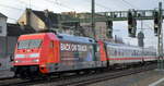 Nachdem der IC 141 aus Amsterdam mit der DB Fernverkehr AG [D]  101 068-5  (NVR-Nummer  91 80 6101 068-5 D-DB )  BACK ON TRACK!  seine Tour im Bahnhof Berlin Ostbahnhof pünktlich beendet hat geht