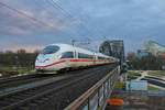 DB Fernverkehr ICE3 403 xxx am 10.01.20 in Frankfurt auf der Deutscherrnbrücke von einen Steg aus fotografiert