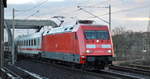 DB Fernverkehr AG [D] mit  101 050-3  [NVR-Nummer: 91 80 6101 050-3 D-DB] und IC-Wagengarnitur Richtung Bf.