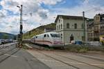 DB Fernverkehr ICE1 (401 557-4) am 02.05.20 in Rüdesheim am Rhein von einen aus fotografiert über einen Zaun.