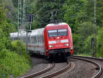 Die Elektrolokomotive 101 033-9 zog Anfang Mai 2020 einen Intercity durch Essen.