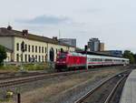 DB Fernverkehr 245 025 TRAXX DE ME ( 9280 1245 025-2 D-DB ) mit einem IC vor der Ausfahrt aufs Abstellgleis in Gera HBF am 3.8.2020