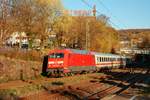 101 040-4 DB mit IC2027 bei der Durchfahrt in Wuppertal Sonnborn, November 2020.