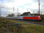 Der von der Elektrolokomotive 101 120-4 gezogene IC1 hier im November 2020 bei der Ankunft am Bahnhof Anklam.