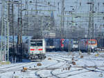 Ein von 146 558-2 gezogener IC2-Zug ist hier im Februar 2021 bei der Einfahrt am Hauptbahnhof Wanne-Eickel abgelichtet worden.