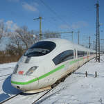 Ein ICE 3 (403 008) im Februar 2021 bei der Durchfahrt am Hauptbahnhof Wanne-Eickel.