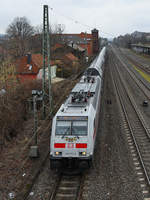 Ein von der Elektrolokomotive 146 572-3 gezogener IC2 ist hier bei der Durchfahrt in Wuppertal-Unterbarmen zu sehen. (März 2021)