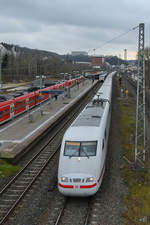 Ein ICE 2 ist hier bei der Durchfahrt in Wuppertal-Unterbarmen zu sehen.