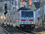 Eine von der Elektrolokomotive 146 569-9 gezogene IC2-Garnitur ist hier im März 2021 bei der Durchfahrt in Wuppertal-Unterbarmen zu sehen.