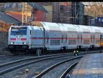 Die Elektrolokomotive 146 570-7 zieht eine IC2-Garnitur und ist hier im März 2021 bei der Durchfahrt in Wuppertal-Unterbarmen zu sehen.