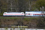 Die Elektrolokomotive 146 552-5 (2864) zog eine IC2-Garnitur die Ruhr entlang, so gesehen Ende April 2021 in Witten-Bommern.