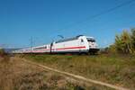 DB Fernverkehr 101 013-1 mit dem IC2005 in Gau Algesheim am 16.10.21