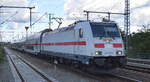 DB Fernverkehr AG [D] mit der recht schäbig aussehenden (fehlende DB Logo seitlich + Front)  146 556-6  [NVR-Nummer: 91 80 6146 556-6 D-DB] und IC-Wagengarnitur auf Dienstfahrt am 12.10.21