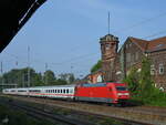 Ein von 101 087-5 gezogener IC ist hier Mitte September 2021 bei der Durchfahrt in Wuppertal-Unterbarmen zu sehen.