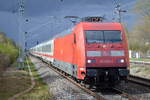 DB Fernverkehr AG [D] mit  101 026-3   [NVR-Nummer: 91 80 6101 026-3 D-DB] und IC-Wagengarnitur am 09.04.22 Durchfahrt Bf.