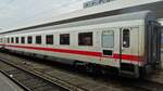 Ein InterCity-Wagen der Bauart Avmz, eingereiht im IC Hamburg-Altona - Hannover Hbf.