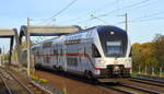 IC 2271 aus Rostock nach Chemnitz Hbf. mit DB Fernverkehr AG  4110 613  am 27.10.22 in Berlin Pankow Richtung Bahnhof Berlin Gesundbrunnen.