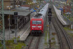 IC mit der Lok 101 019 am Bahnsteig 2 in Bergen muss bedingt durch Bauarbeiten eine Überholung und eine Kreuzung abwarten und wird in der Zwischenzeit zum Ausfahrsignal vorziehen.