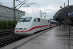 401 572 vor IC in Dresden Hauptbahnhof, fotografiert am 29.07.2023