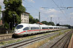 403 018 ff und 403 026 ff ( Regenbogen ) befahren aufgrund der Streckensperrung zwischen Nürnberg und Würzburg als ICE 628 (München - Essen) die Strecke zwischen Nürnberg und Ansbach und passieren dabei den Bahnhof Roßtal, 24.06.2023