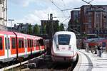 HAMBURG, 10.07.2021, 412 504-0 als ICE 801 über Berlin und Nürnberg nach München Hbf  bei der Ausfahrt aus Hamburg Hbf