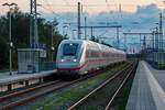 ICE 2923 nach Binz fährt am frühen Abend an den Bahnsteig in Bergen.