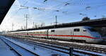 DB Fernverkehr AG, Frankfurt (Main) mit ihrem ICE 1 Tz 105  Offenbach am Main  hinten der Triebkopf  401 005-4  (NVR:   93 80 5401 005-4 D-DB...... ) pausiert am 18.01.24 im Bahnhof Schönefeld