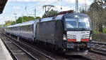 DB Fernverkehr AG [D] mit der BRCE Vectron  X4 E - 795  [NVR-Nummer: 91 80 6193 795-2 D-DISPO] und EC aus Polen Richtung Berliner Innenstadt am 27.04.24 Höhe Berlin Hirschgarten.