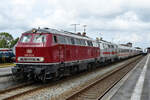 Die Diesellokomotiven 218 373-9 und 218 341-6 warten mit ihrem Intercity auf die Abfahrt vom Bahnhof in Niebüll.